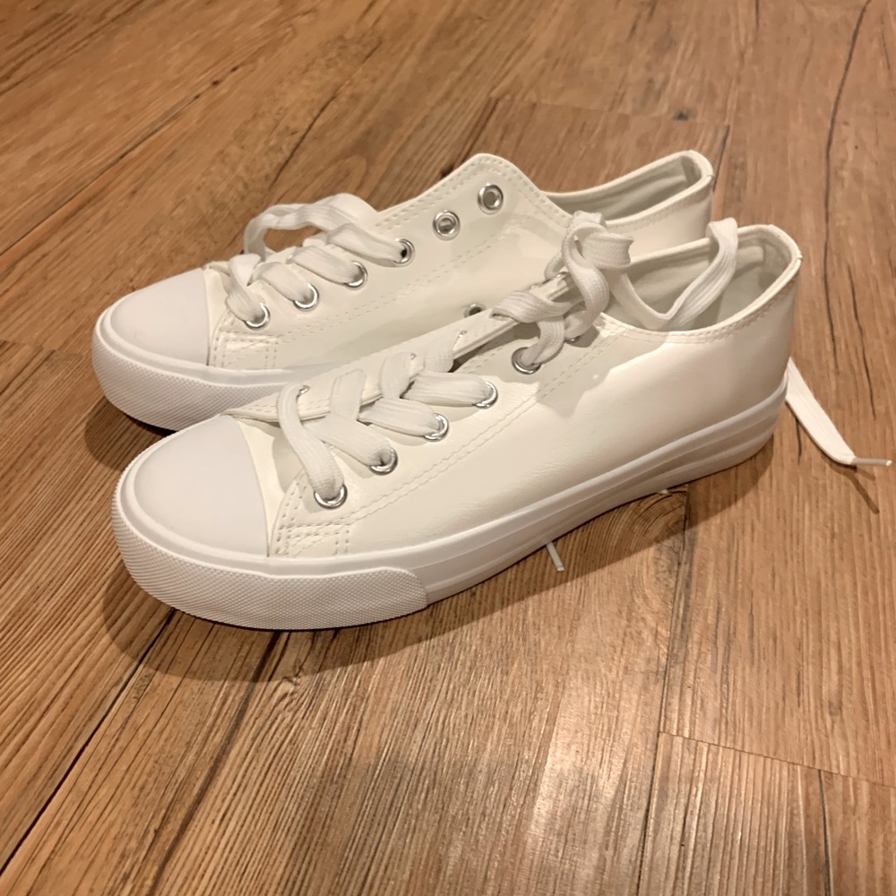 Women’s white sneakers